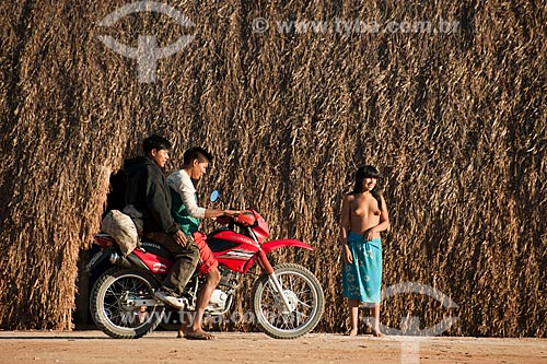  Assunto: Índios Kalapalo com motocicleta na frente da oca / Local: Querência - Mato Grosso (MT) - Brasil / Data: 07/2011 