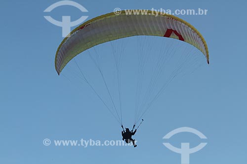  Assunto: Homem em Parapente / Local: Rio de Janeiro (RJ) - Brasil / Data: 07/2011 