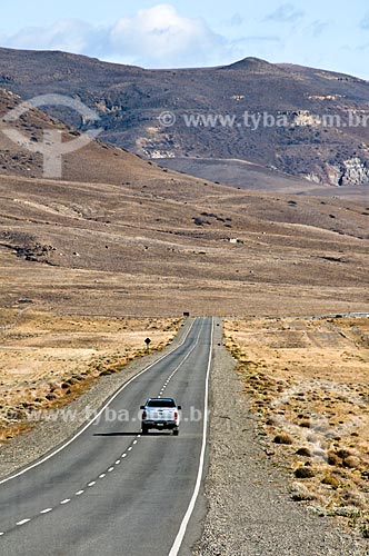  Assunto: Carro atravessando estrada do deserto / Local: El Calafate - Província de Santa Cruz - Argentina - América do Sul / Data: 02/2010 