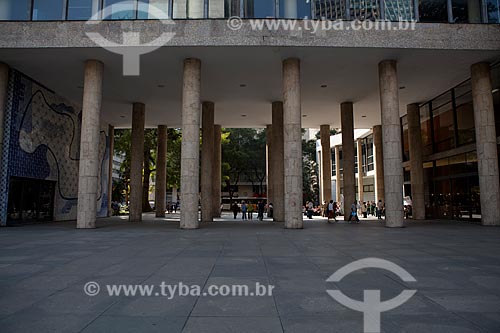  Assunto: Colunas do Palácio Gustavo Capanema (Antigo prédio do MEC) com painel de Cândido Portinari no lado esquerdo / Local: Centro - Rio de Janeiro (RJ) - Brasil / Data: 09/2011 