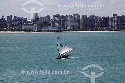  Assunto: Jangada no mar com Fortaleza ao fundo / Local: Fortaleza - Ceará (CE) - Brasil / Data: 12/2011 