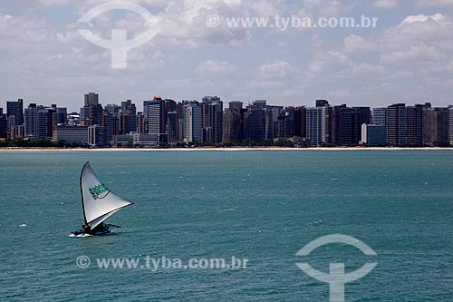  Assunto: Jangada no mar com Fortaleza ao fundo / Local: Fortaleza - Ceará (CE) - Brasil / Data: 12/2011 