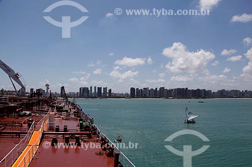  Assunto: Detalhe de navio e jangada no mar com Fortaleza ao fundo / Local: Fortaleza - Ceará (CE) - Brasil / Data: 12/2011 