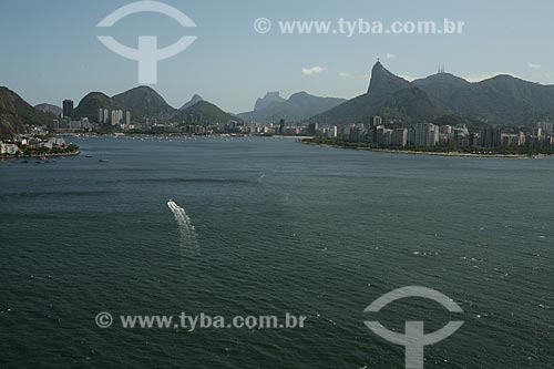  Assunto: Vista aérea da Baía de Guanabara com montanhas do Rio ao fundo / Local: Rio de Janeiro (RJ) - Brasil / Data: 09/2011 
