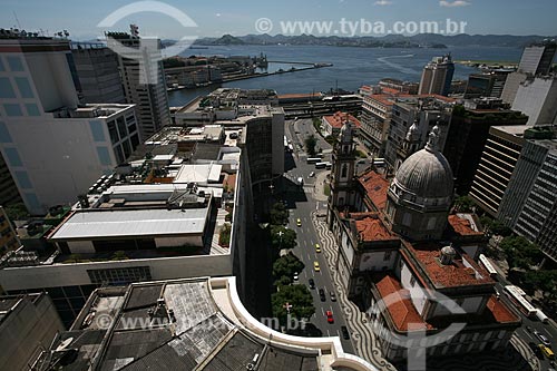  Assunto: Igreja Nossa Senhora da Candelária com Baía de Guanabara ao fundo / Local: Centro - Rio de Janeiro (RJ) - Brasil / Data: 03/2011 