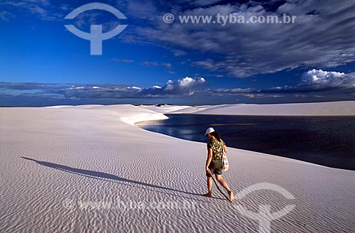  Assunto: Vista de mulher caminhando nas dunas do Parque Nacional dos Lençóis Maranhenses / Local: Barreirinhas - Maranhão (MA) - Brasil / Data: 01/2008 