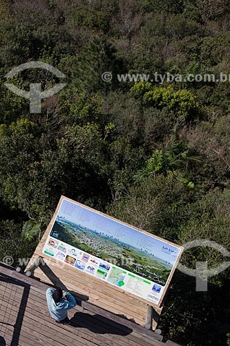  Assunto: Turista observando placa do Mirante de Osório, no Morro da Borússia  / Local: Osório - Rio Grande do Sul (RS) - Brasil  / Data: 09/2011 