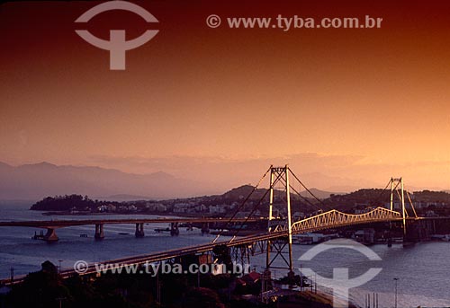  Assunto: Vista ponte Hercilio Luz ao amanhecer / Local: Florianópolis - Santa Catarina (SC) - Brasil / Data: 12/2009 