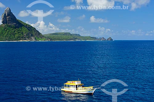  Assunto: Vista de barco com Morro do Pico ao fundo / Local: Fernando de Noronha - Pernambuco (PE) - Brasil / Data: 01/2009 