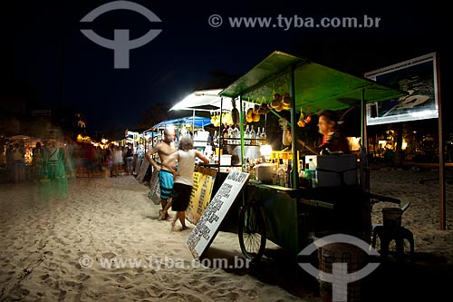  Assunto: Barracas para venda de bebida na Praia de Jericoacoara / Local: Jijoca de Jericoacoara - Ceará (CE) - Brasil / Data: 11/2011 