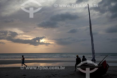  Assunto: Jangada atracada em praia de Jericoacoara ao entardecer / Local: Jijoca de Jericoacoara - Ceará (CE) - Brasil / Data: 11/2011 