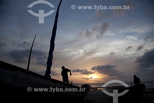  Assunto: Jangada atracada em praia de Jericoacoara ao entardecer / Local: Jijoca de Jericoacoara - Ceará (CE) - Brasil / Data: 11/2011 