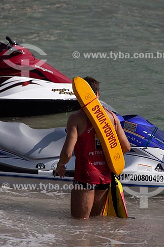  Assunto: Bombeiro guarda vidas em frente a uma moto aquática na Praia de Copacabana / Local: Copacabana - Rio de Janeiro (RJ) - Brasil / Data: 04/2012 