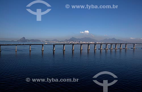  Assunto: Vista aérea da Ponte Rio-Niterói com Pão de Açúcar ao fundo / Local: Rio de Janeiro (RJ) - Brasil / Data: 03/2012 