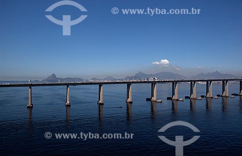 Assunto: Vista aérea da Ponte Rio-Niterói com Pão de Açúcar ao fundo / Local: Rio de Janeiro (RJ) - Brasil / Data: 03/2012 