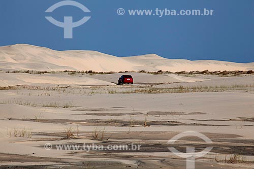  Assunto: Carro nas dunas no Parque Nacional da Lagoa do Peixe / Local: Tavares - Rio Grande do Sul (RS) - Brasil / Data: 02/2012 