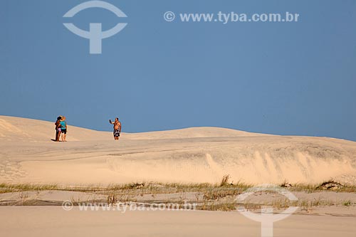  Assunto: Turistas fotografando nas dunas do Parque Nacional da Lagoa do Peixe / Local: Tavares - Rio Grande do Sul (RS) - Brasil / Data: 02/2012 