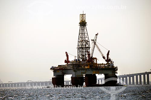  Assunto: Vista de Plataforma de petróleo com Ponte Rio-Niterói ao fundo / Local: Rio de Janeiro (RJ) - Brasil / Data: 11/2011 