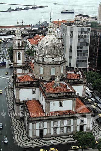  Assunto: Igreja Nossa Senhora da Candelária com Baía de Guanabara ao fundo / Local: Centro - Rio de Janeiro (RJ) - Brasil / Data: 04/2012 