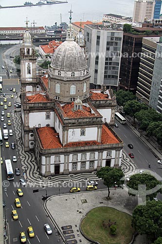  Assunto: Igreja Nossa Senhora da Candelária com Baía de Guanabara ao fundo / Local: Centro - Rio de Janeiro (RJ) - Brasil / Data: 04/2012 