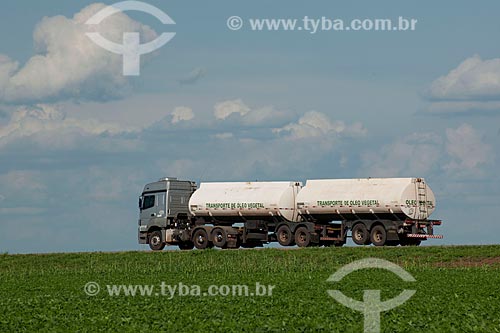  Assunto: Caminhão de combustível passando em plantação de soja - Trecho da Rodovia BR - 153  / Local: Rondonópolis - Mato Grosso (MT) - Brasil / Data: 12/2011 