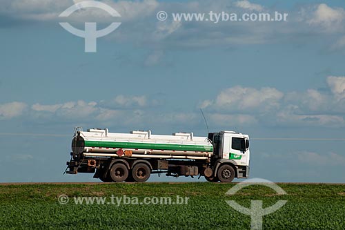  Assunto: Caminhão de combustível passando em plantação de soja - Trecho da Rodovia BR - 153  / Local: Rondonópolis - Mato Grosso (MT) - Brasil / Data: 12/2011 