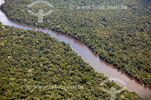  Assunto: Vista aérea do Rio Araguari cortando a Floresta Amazônica / Local: Amapá (AP) - Brasil / Data: 04/2012 