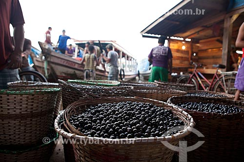  Assunto: Cestos com açaí no mercado de Santana (Beirada de Santana) / Local: Santana - Amapá (AP) - Brasil / Data: 04/2012 