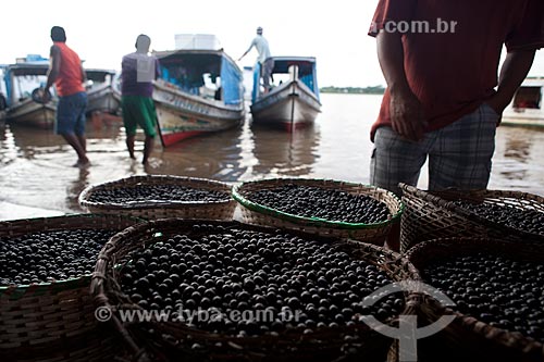  Assunto: Cestos com açaí no mercado de Santana (Beirada de Santana) / Local: Santana - Amapá (AP) - Brasil / Data: 04/2012 