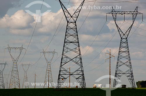  Assunto: Torres de transmissão de energia na margem da BR-153 com caminhões ao fundo / Local: Itiquira - Mato Grosso (MT) - Brasil / Data: 12/2011 