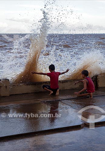  Assunto: Meninos brincando na Orla de Santa Inês (Beira Rio) - Rio Amazonas / Local: Macapá - Amapá (AP) - Brasil / Data: 04/2012 