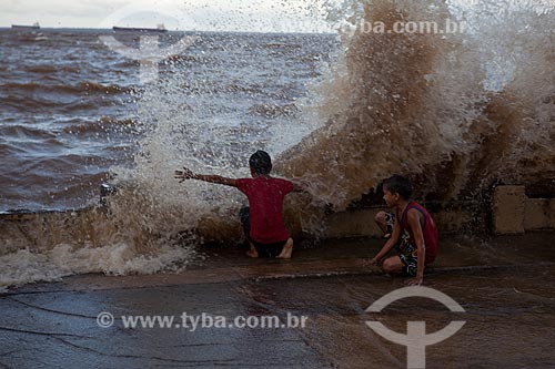  Assunto: Meninos brincando na Orla de Santa Inês (Beira Rio) - Rio Amazonas / Local: Macapá - Amapá (AP) - Brasil / Data: 04/2012 