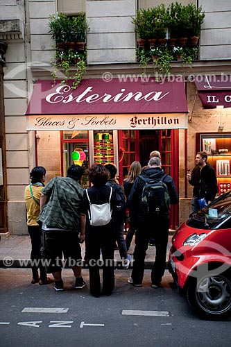  Assunto: Pessoas na porta da Sorveteria Esterina  - sorvetes Berthillon na ilha de Saint-Louis / Local: Paris - França - Europa / Data: 06/2012 