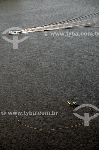  Assunto: Vista aérea de lancha e barco de pesca de arrastão em alto-mar   na Baía de Guanabara  / Local: Rio de Janeiro (RJ) - Brasil / Data: 10/2011 