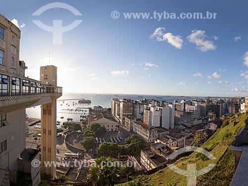  Assunto: Elevador Lacerda com o Marcado Modelo e a Baía de Todos os Santos ao fundo  / Local: Salvador - Bahia (BA) - Brasil / Data: 07/2012 