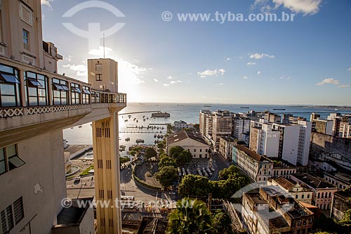  Assunto: Elevador Lacerda com o Marcado Modelo e a Baía de Todos os Santos ao fundo  / Local: Salvador - Bahia (BA) - Brasil / Data: 07/2012 