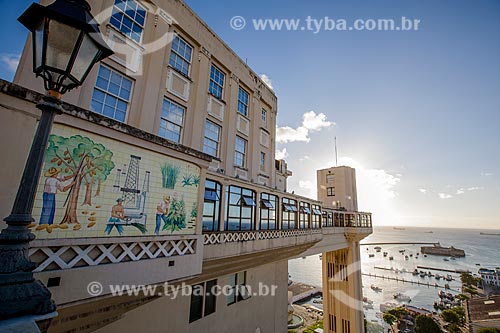  Assunto: Elevador Lacerda com a Baía de Todos os Santos ao fundo  / Local: Salvador - Bahia (BA) - Brasil / Data: 07/2012 