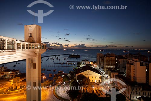  Assunto: Elevador Lacerda com o Marcado Modelo e a Baía de Todos os Santos ao fundo  / Local: Salvador - Bahia (BA) - Brasil / Data: 07/2012 