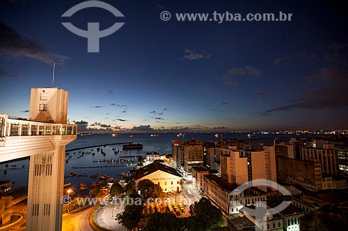  Assunto: Elevador Lacerda com o Marcado Modelo e a Baía de Todos os Santos ao fundo  / Local: Salvador - Bahia (BA) - Brasil / Data: 07/2012 