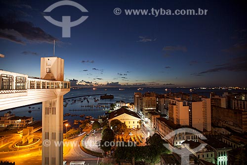  Assunto: Elevador Lacerda com o Marcado Modelo e a Baía de Todos os Santos ao fundo  / Local: Salvador - Bahia (BA) - Brasil / Data: 07/2012 