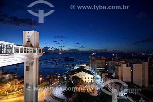  Assunto: Elevador Lacerda com o Marcado Modelo e a Baía de Todos os Santos ao fundo  / Local: Salvador - Bahia (BA) - Brasil / Data: 07/2012 