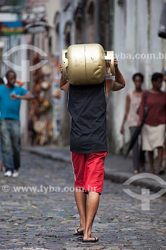  Assunto: Homem transportando botijão de gás / Local: Pelourinho - Salvador - Bahia (BA) - Brasil / Data: 07/2012 