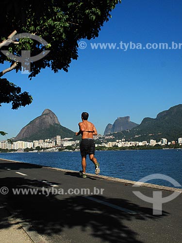  Assunto: Homem correndo na ciclovia da Lagoa Rodrigo de Freitas com Morro Dois Irmãos e Pedra da Gávea ao fundo / Local: Lagoa - Rio de Janeiro (RJ) - Brasil / Data: 08/2012 