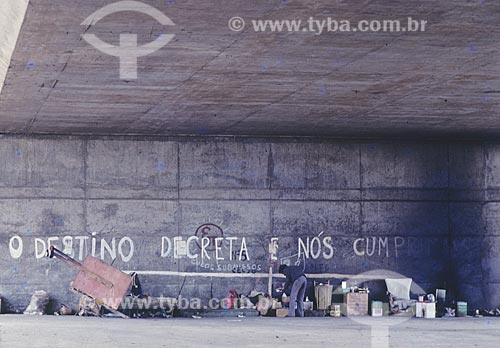  Assunto: Morador de rua abrigado debaixo de um viaduto / Local: Rio de Janeiro (RJ) - Brasil / Data: Década de 80 