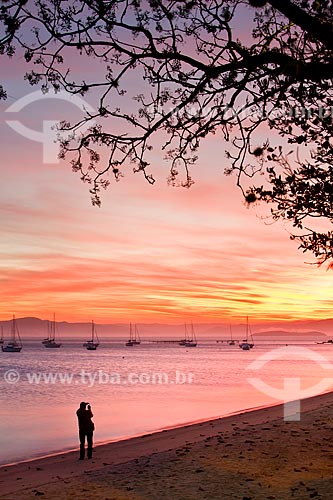  Assunto: Silhueta de homem fotografando o por do sol na Praia de Santo Antonio de Lisboa / Local: Florianópolis - Santa Catarina (SC) - Brasil / Data: 08/2012 