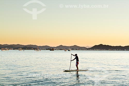  Assunto: Homem remando stand up paddle surf na Praia de Ponta das Canas / Local: Ponta das Canas - Santa Catarina (SC) - Brasil / Data: 09/2012 