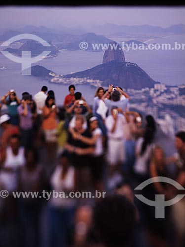  Assunto: Turistas no Cristo Redentor com o Pão de Açúcar ao fundo / Local: Rio de Janeiro (RJ) - Brasil / Data: 09/2007 