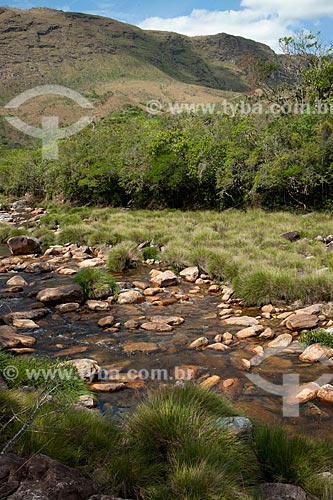  Assunto: Vegetação e pedras no Rio São Francisco e chapadão ao fundo - no Parque Nacional da Serra da Canastra / Local: São Roque de Minas - Minas Gerais (MG) - Brasil / Data: 10/2011 