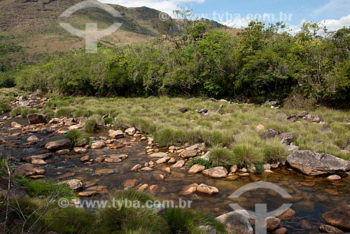  Assunto: Vegetação e pedras no Rio São Francisco e chapadão ao fundo - no Parque Nacional da Serra da Canastra / Local: São Roque de Minas - Minas Gerais (MG) - Brasil / Data: 10/2011 