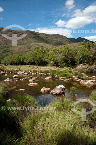  Assunto: Vegetação e pedras no Rio São Francisco e chapadão ao fundo - no Parque Nacional da Serra da Canastra / Local: São Roque de Minas - Minas Gerais (MG) - Brasil / Data: 10/2011 